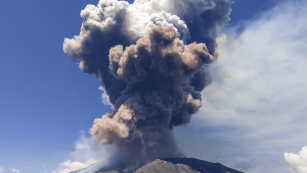 意大利埃特纳火山爆发，喷出巨大火山云。